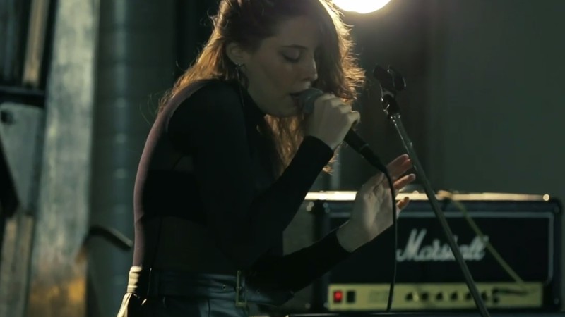 Luiza Pereira, vocalista do Inky, durante vídeo de performance ao vivo nos estúdios da Red Bull, em São Paulo