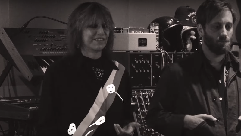 Chrissie Hynde e Dan Auerbach no clipe de "Holy Commotion", novo single do The Pretenders