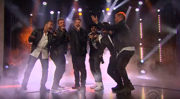 James Corden, apresentador do Late Late Show e Backstreet Boys apresentam "Everybody (Backstreet's Back)", sucesso do grupo - Reprodução