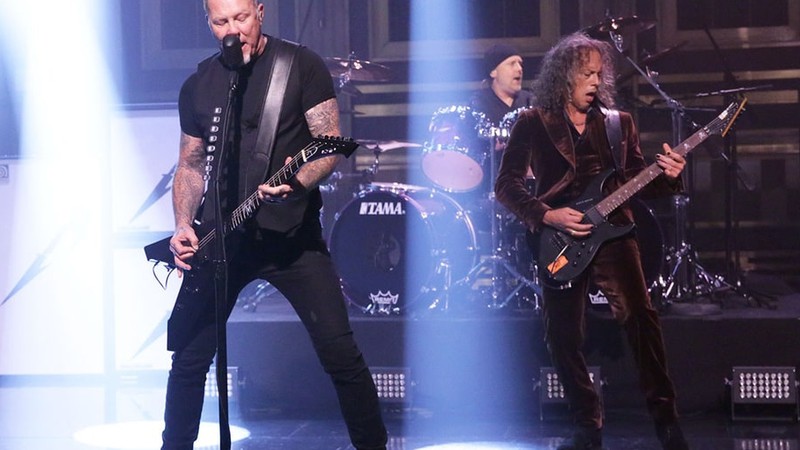 Metallica durante performance da música “Moth Into Flame” no programa de TV The Tonight Show, de Jimmy Fallon