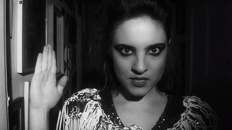 Camila Garófalo no clipe de "Camarim"