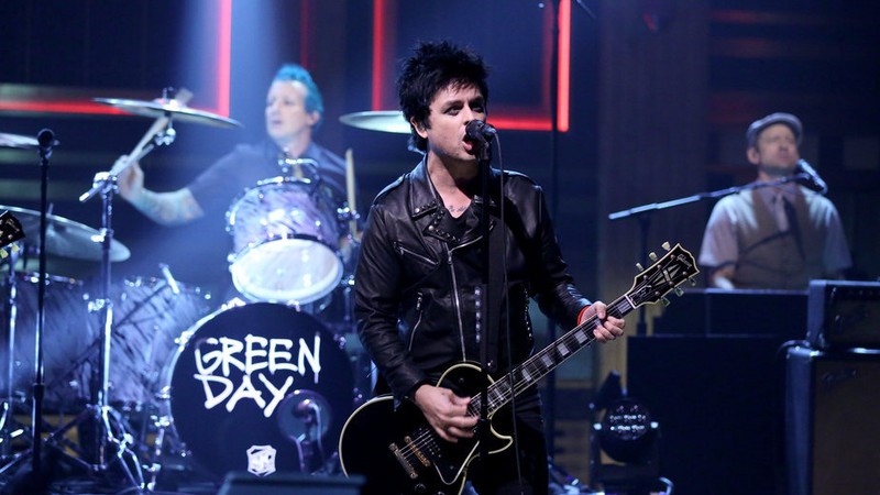 Billie Joe Armstrong comandando o Green Day em performance no programa de Jimmy Fallon