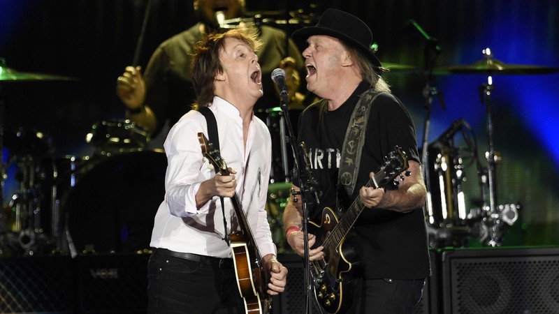 Neil Young e Paul McCartney durante performance conjunta no segundo dia do festival Desert Trip - Chris Pizzello/AP