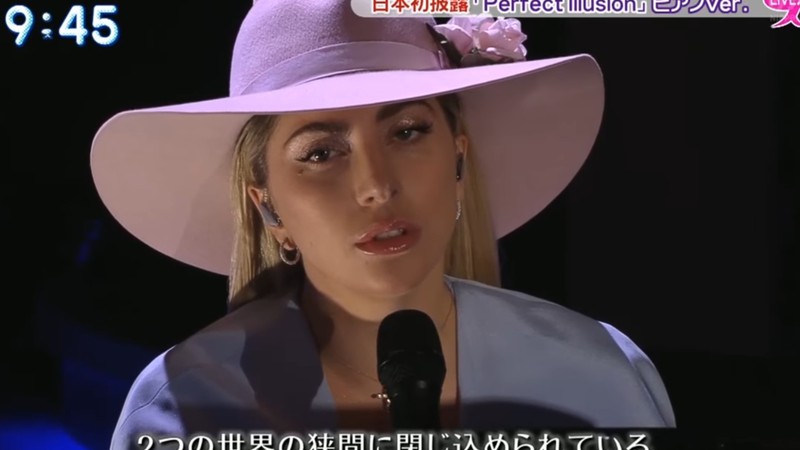 Lady Gaga em programa de TV do Japão apresentando versão de  “Perfect Illusion” ao piano