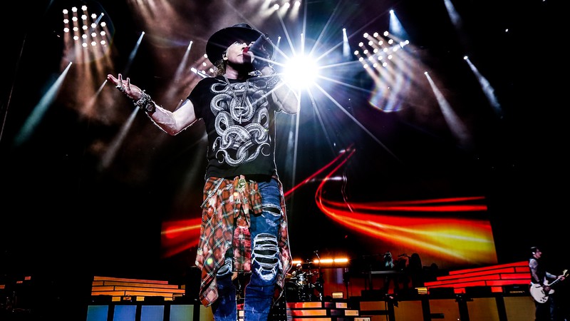 Guns N' Roses em apresentação nesta terça-feira, 8, no Estádio Beira-Rio, em Porto Alegre.