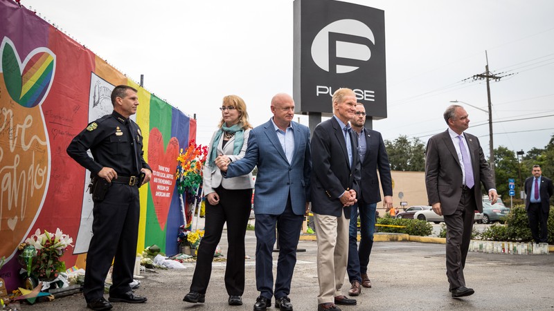 Tim Kaine, Gabby Giffords e Mark Kelly visitam um memorial no local da Pulse.
 - AP