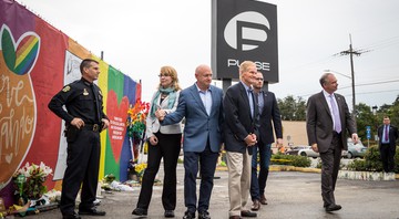 Tim Kaine, Gabby Giffords e Mark Kelly visitam um memorial no local da Pulse.
 - AP