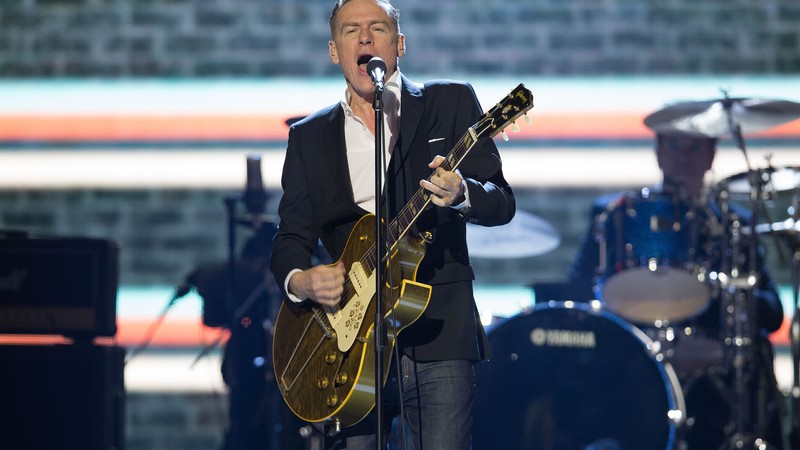 Bryan Adams durante apresentação no Juno Awards em abril de 2016