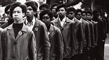Um grupo de Panteras Negras marcha pela região de Oakland em 1969. Tratava-se de um protesto contra a
prisão do líder Huey P. Newton - Stephen Shames