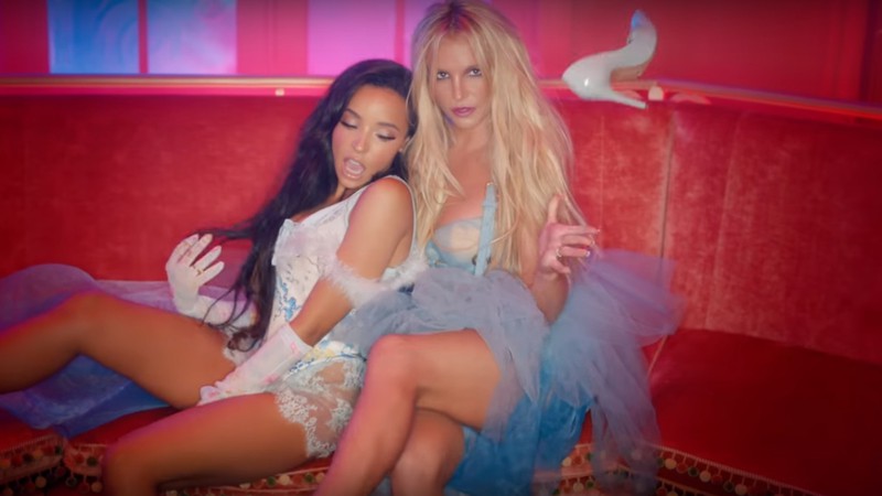 Britney Spears e Tinashe no clipe de "Slumber Party"