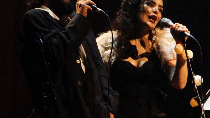 Letícia Sabatella cantando ao lado do grupo Caravana Tonteria