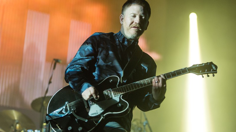 Phil Cunningham, guitarrista do New Order, durante show em Londres, na Inglaterra, em 2016 - Rex Features/AP