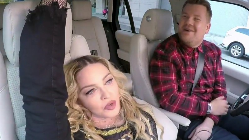Madonna e James Corden em episódio do "Carpool Karaoke"