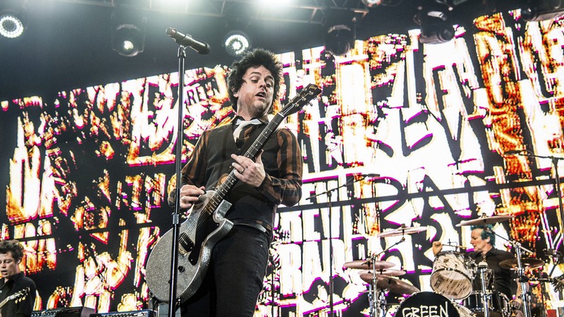 Billie Joe Armstrong durante show do Green Day na Califórnia (Foto: Amy Harris/Invision/AP)