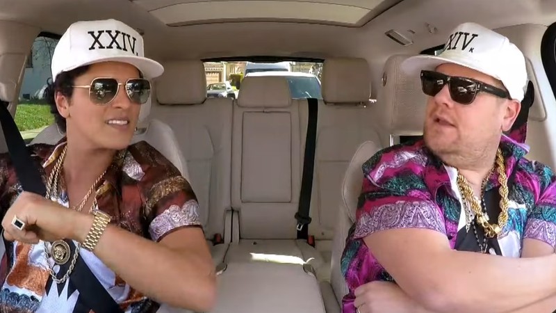 James Corden recebe Bruno Mars no quadro "Carpool Karaoke"