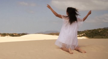 A atriz Lirous K'yo Fonseca Ávila estrelando clipe do Falso Coral - Reprodução/Vídeo
