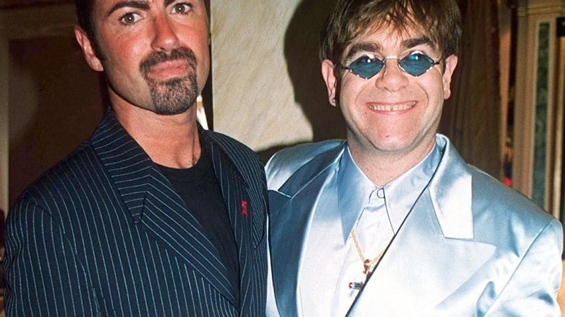 Os músicos George Michael e Elton John juntos em festa da Versace, em 1995, em Londres, na Inglaterra