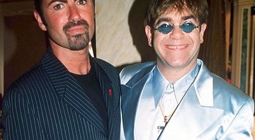 Os músicos George Michael e Elton John juntos em festa da Versace, em 1995, em Londres, na Inglaterra - Rex Features/AP