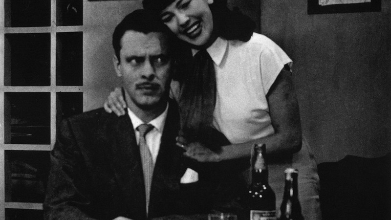 Wálter Forster e Vida Alves na novela <i>Sua Vida Me Pertence</i>, de 1951. Os dois protagonizaram o primeiro beijo da história da TV brasileira. - Divulgação