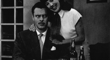 Wálter Forster e Vida Alves na novela <i>Sua Vida Me Pertence</i>, de 1951. Os dois protagonizaram o primeiro beijo da história da TV brasileira. - Divulgação