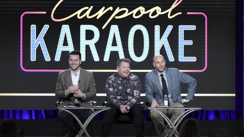 Da esquerda para a direita, Ben Winston, James Corden e Eric Pankowski no painel do Carpool Karaoke, série da Apple Music, na coletiva de imprensa da Television Critics Association