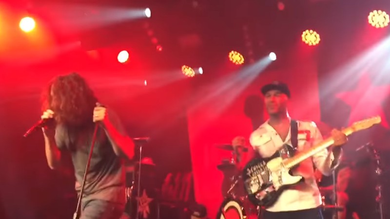 Chris Cornell e Tom Morello durante reunião do Audioslave, em show do Prophets of Rage