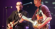 Elvis Costello e Paul McCartney durante o show <i>Here There and Everywhere A Concert for Linda</i>, que aconteceu em 1999, no Royal Albert Hall, em Londres - Sean Dempsey/AP