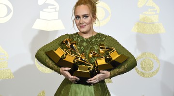 Adele exibindo os gramofones de ouro ganhados no Grammy 2017 - AP