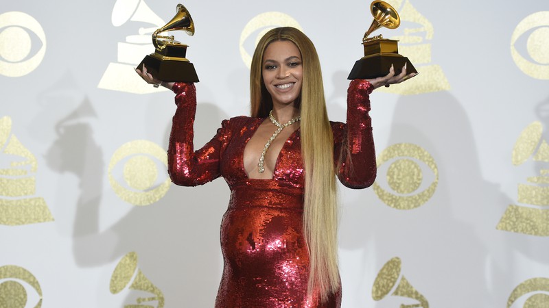 Beyoncé exibe os prestigiados gramofones de ouro - AP