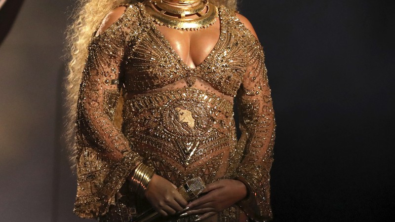 Beyoncé, grávida de gêmeos, em sua apresentação no Grammy de 2017