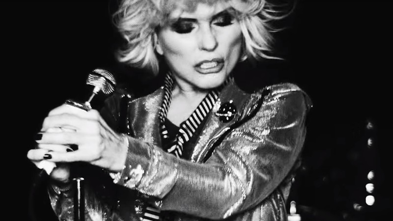 Debbie Harry no clipe de "Fun", do Blondie