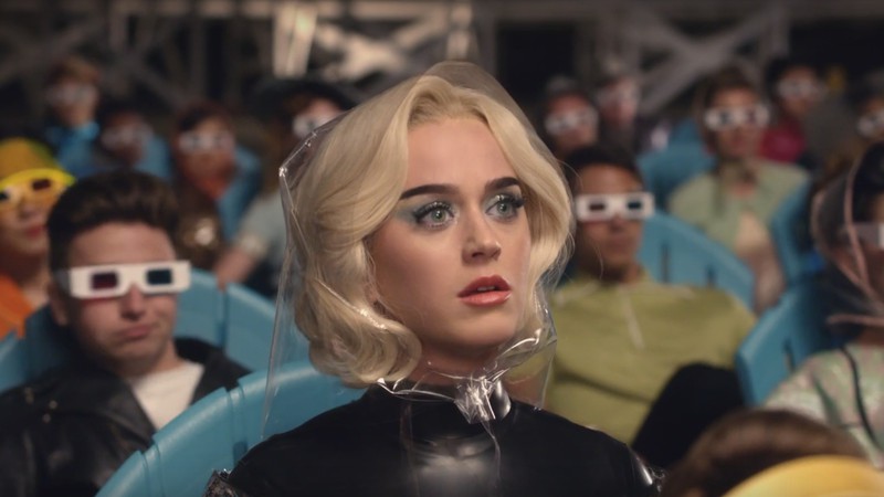 Katy Perry no clipe de “Chained to the Rhythm”