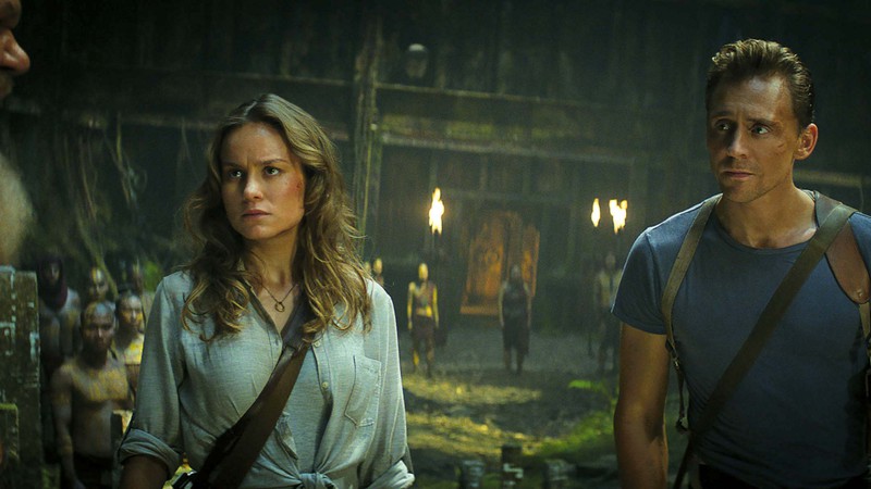 <b>Exploradores</b> <br>
Brie e o colega de elenco Tom Hiddleston em cena de <i>Kong: A Ilha da Caveira</i> - Divulgação