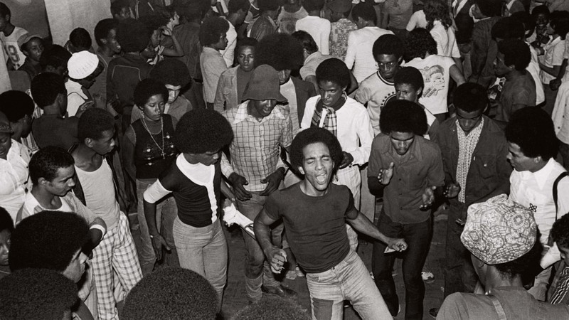 Groove e Suor
Um retrato de um dos bailes black que aconteciam no Rio de Janeiro na década de 1970