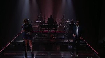Linkin Park e Kiiara apresentando o single "Heavy" no programa The Late Late Show, de James Corden - Reprodução/Vídeo