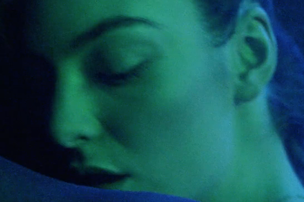 Lorde no clipe da faixa "Green Light"