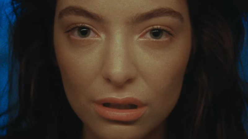 A cantora Lorde em cena do clipe de “Green Light”