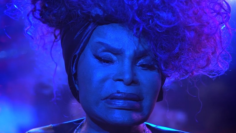A cantora Elza Soares no videoclipe de "A Mulher do Fim do Mundo"