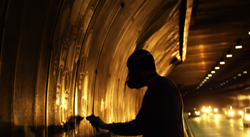 Trabalho Sujo

Alexandre Orion durante a criação de “Ossário”. O projeto foi realizado em 2006, a partir da fuligem acumulada no túnel Max Feffer, em São Paulo - Reprodução