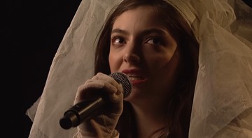 Lorde durante performance da música “Liability”  no Saturday Night Live - Reprodução/Vídeo