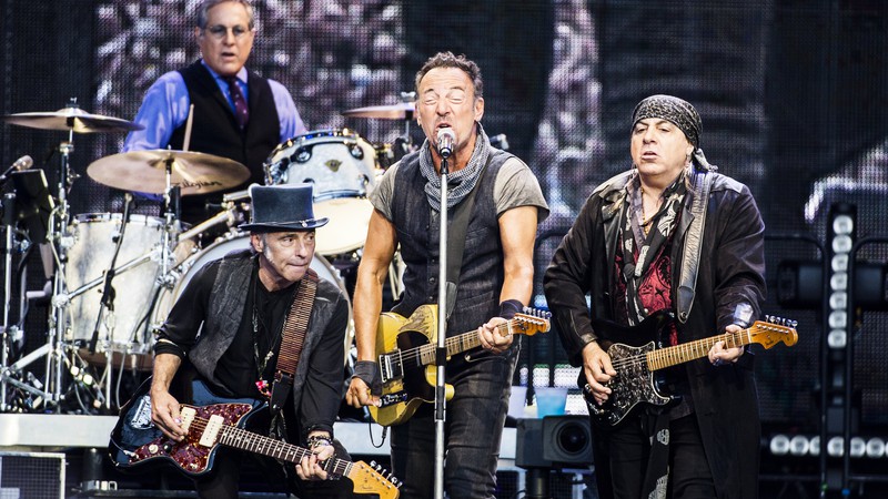 Nils Lofgren à direita de Bruce Springsteen