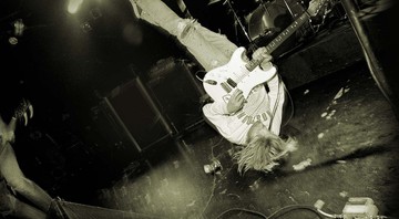 Kurt Cobain em show do Nirvana - Divulgação