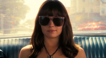 Britt Robertson em Girlboss, série original da Netflix - Reprodução