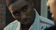 Demetrius Shipp Jr. dando vida a Tupac Shakur na cinebiografia <i>All Eyez on Me</i> - Reprodução/Vídeo
