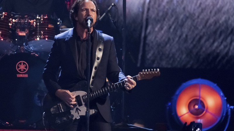 Eddie Vedder em apresentação icônica do Pearl Jam no Hall da Fama do Rock 2017