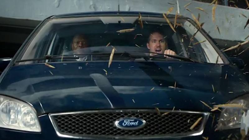 Ryan Reynolds e Samuel L. Jackson em cena do trailer de Hitman's Bodyguard