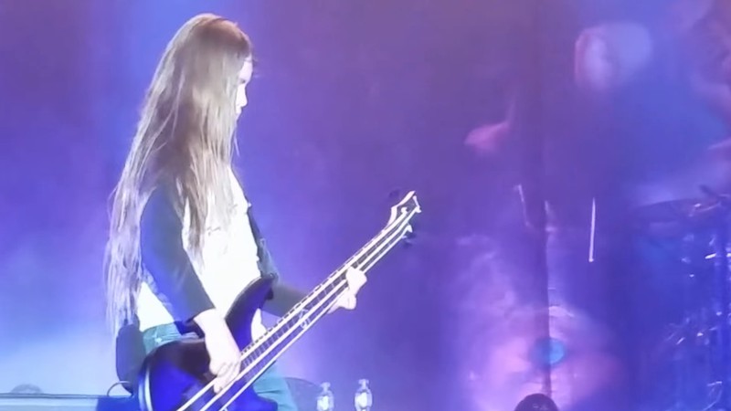 O baixista Tye Trujillo, filho de Robert Trujillo (do Metallica), em vídeo de show com o Korn na Colômbia