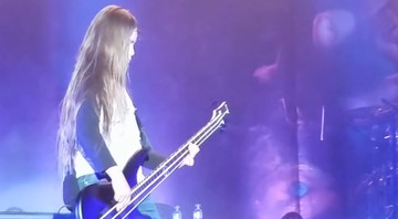 O baixista Tye Trujillo, filho de Robert Trujillo (do Metallica), em vídeo de show com o Korn na Colômbia - Reprodução/Vídeo