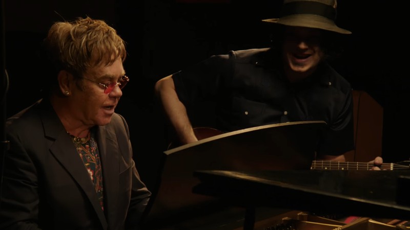 Jack White e Elton John em cena do trailer da série documental (e filme de acompanhamento) American Epic