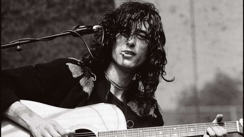 Pausa no Peso
Jimmy Page em 1977, durante apresentação do Led Zeppelin no festival Day on the Green, em Oakland, Califórnia. “Naquela época, Jimmy não largava o cigarro”, recorda Michael Zagaris
